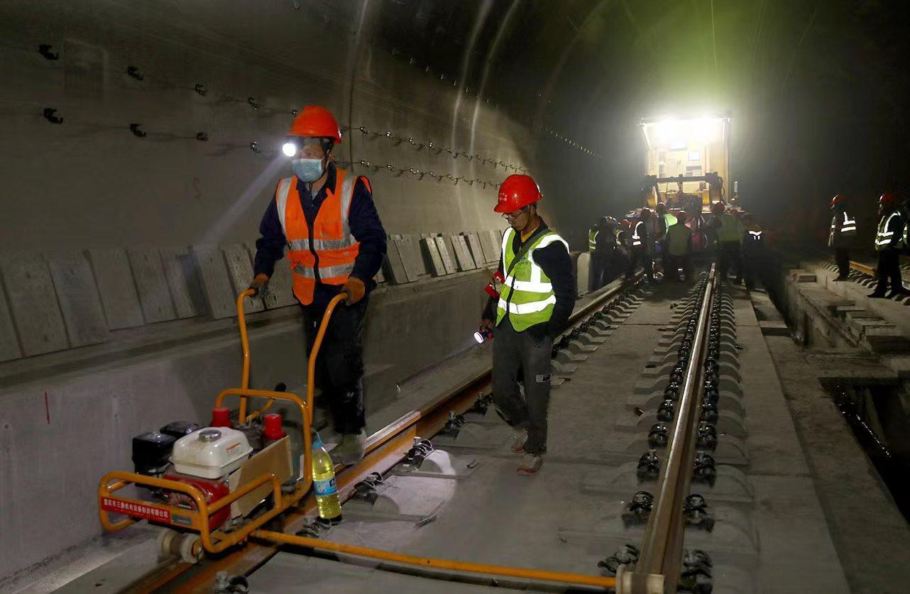 青藏高鐵，高原與繁榮的鋼鐵巨龍連接線