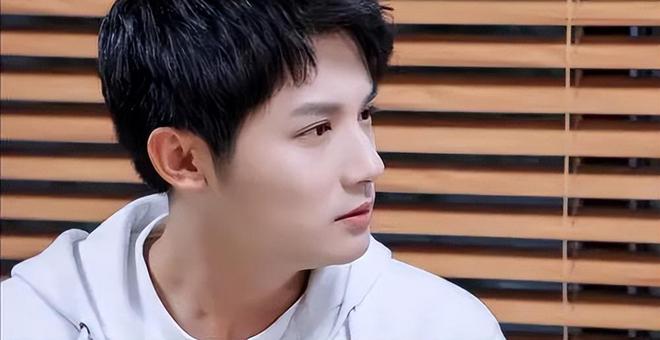 鄭業(yè)成最新行程揭秘，忙碌明星之旅的足跡